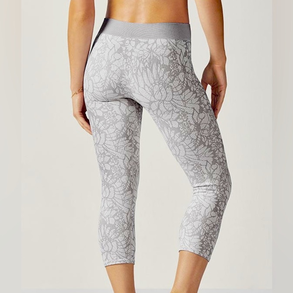 Fabletics Seamless Jacquard Floral Crop Leggings XS Gray White Yoga Athletic